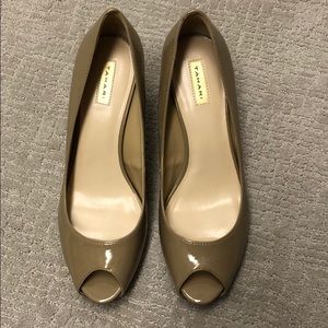Tahari Like New Nude Heels